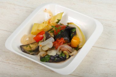 Buğulanmış sebze - patlıcan, domates, biber ve kabak