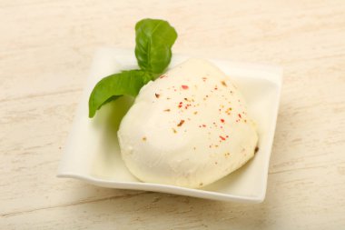 Fesleğen yaprakları ile Mozzarella peyniri