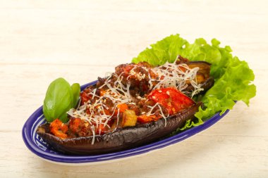 et ve peynir ile doldurulmuş patlıcan