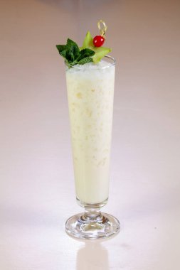 Pina colada Hindistan cevizi kokteyl nane ile