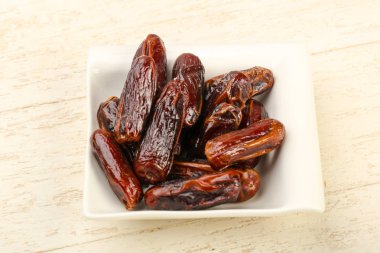 Meyve kabında tatlı hurmalar.