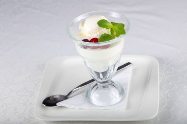 Nane ve çilek ile dondurma