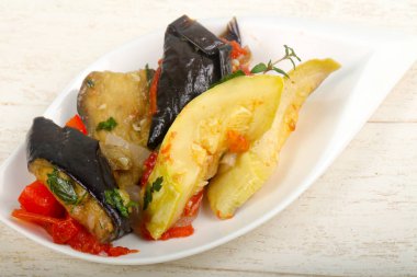 Buğulanmış sebze - patlıcan, domates, biber ve kabak