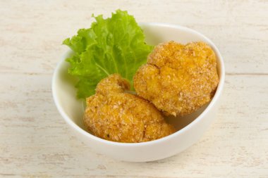 Beyaz masa üzerinde diyet gevrek karnabahar