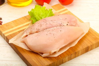 Biber yemek pişirmek için hazır çiğ tavuk göğsü