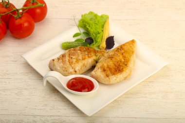 Salata yaprakları ile kavrulmuş tavuk göğsü