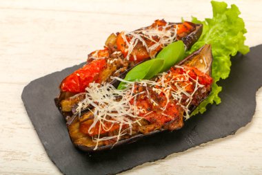 et ve peynir ile doldurulmuş patlıcan