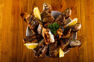 Maydanoz ve limon ile Izgara Alabalık