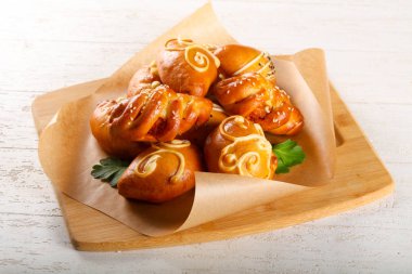 Pasta pasta et, patates ve lahana ile