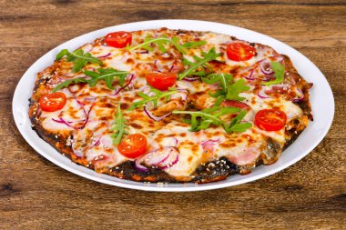 Jambonlu, peynirli ve domatesli pizza.