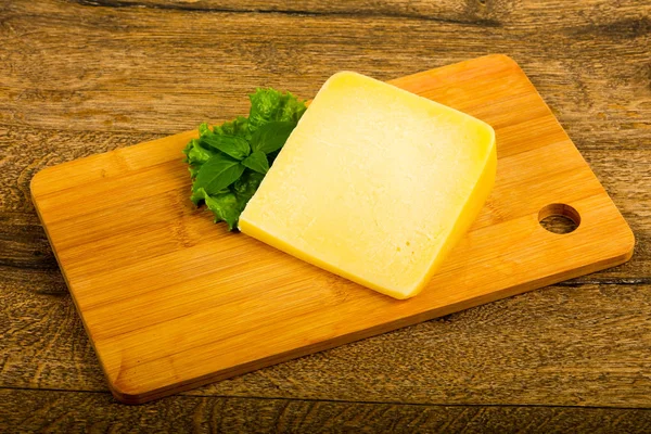 Queso Parmesano Con Hojas Ensalada Albahaca —  Fotos de Stock