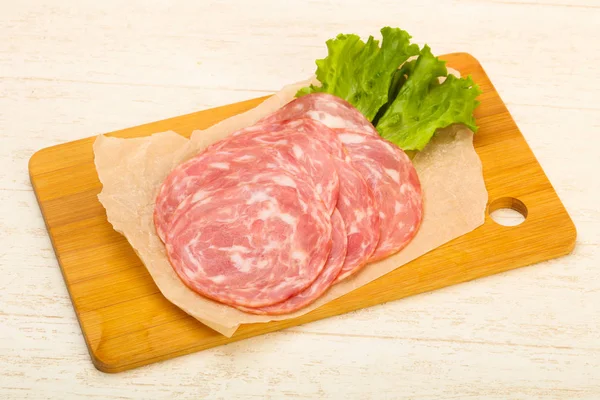 Wurst Scheiben Mit Salatblättern — Stockfoto