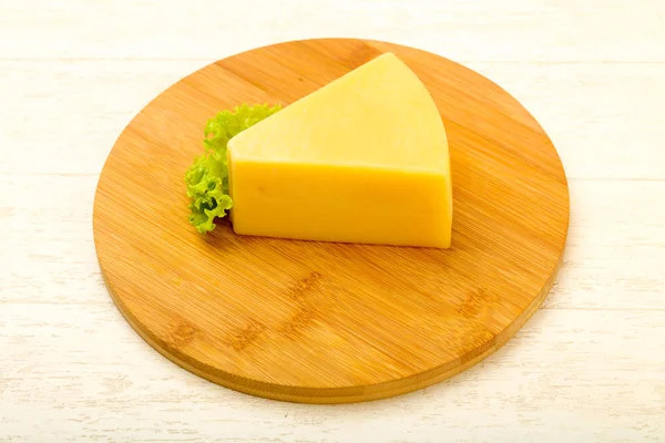 木製の背景をパルメザン チーズの三角形 — ストック写真