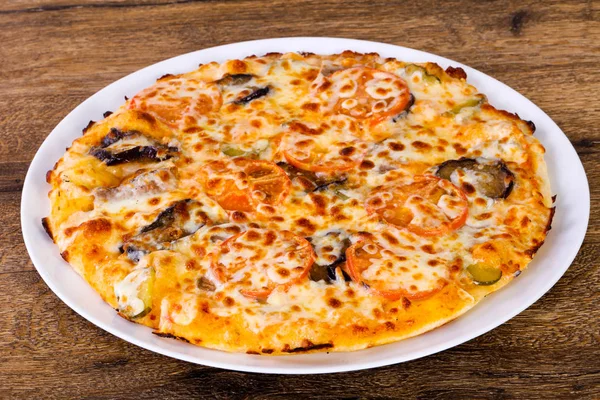 Patlıcan ve peynirli pizza