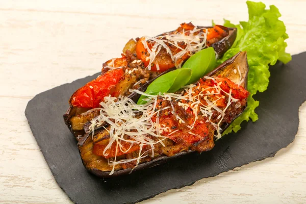 et ve peynir ile doldurulmuş patlıcan