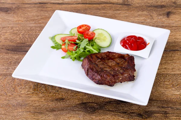 Rindersteak Mit Sauce Und Salatdressing — Stockfoto