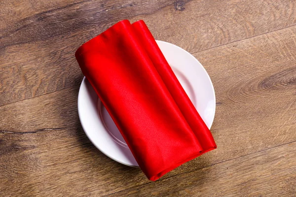 木製のプレートに赤いナプキン — ストック写真