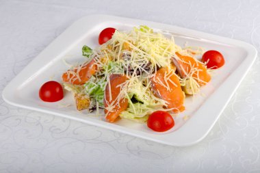 Sezar somon salata parmesan peyniri ile