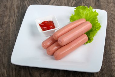 Salata ve ketçap ile sosis haşlama