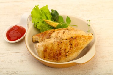 Salata yaprakları ile kavrulmuş tavuk göğsü