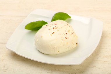 Fesleğen yaprakları ile Mozzarella peyniri