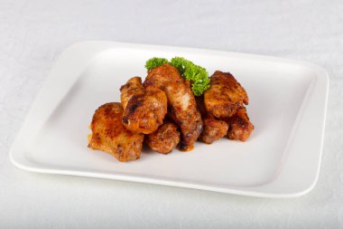 Kavrulmuş Tavuk kanatları beyaz masada