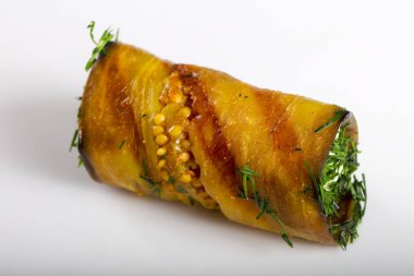 Doldurulmuş patlıcan rulo beyaz masaya