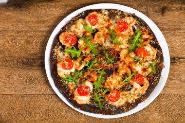 Karides ve roka ile pizza.