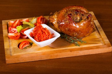 Kavrulmuş domuz diz lahana ve hardal sosu ile