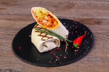 Tavuk ile biber hizmet tortilla rulo