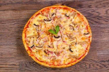 Jambon ve mantar pizza fesleğen hizmet