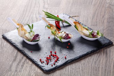 Yılan balığı ve Bıldırcın yumurta ile snack