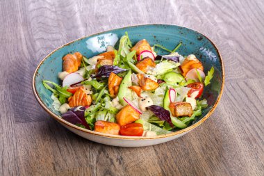 Izgara somon ve salatalık salatası