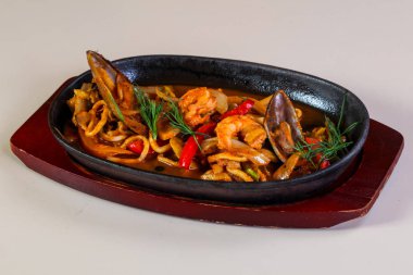 Deniz ürünleri makarna pan sos ile