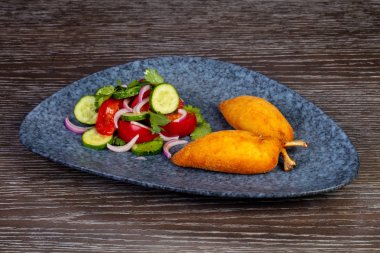 Lezzetli Kiev'in pirzola sebze salatası ile