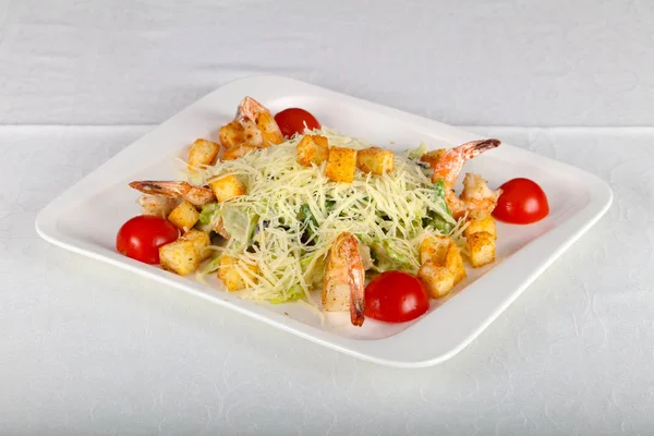 Salada Caesar Com Camarão Queijo Parmesão — Fotografia de Stock