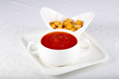 Gazpacho çorbası ekmek ile