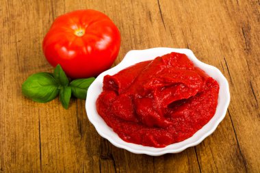 Domates salçası fesleğen yaprakları ile