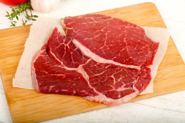 Ham sığır eti biftek yemek için hazır