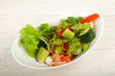 Zeytinli ve peynirli Yunan salatası