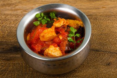Tavuk Tay Curry patlıcan ve domates ile