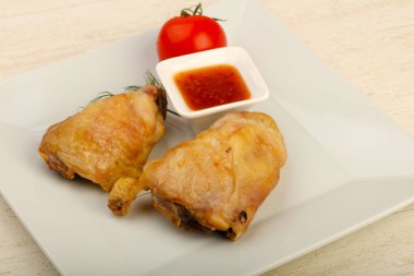 Fırında tavuk budu ve domates.