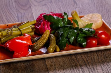 Maydanoz ile Turşu sebze tabağı karıştırın