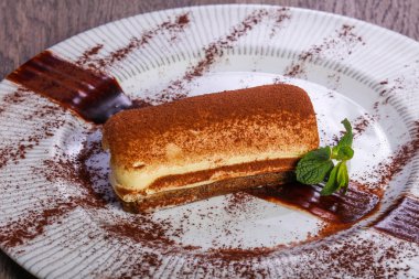 Nane yaprakları hizmet lezzetli Tiramisu pasta