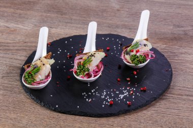 Wirh soğan ve ekmek ringa snack