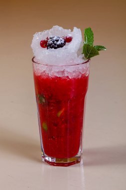 Nane yaprağı ile Berry güler yüzlü