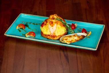 Balık göğsü ile karides ve midye