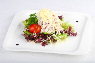 Jambon ve parmesan peyniri salatası