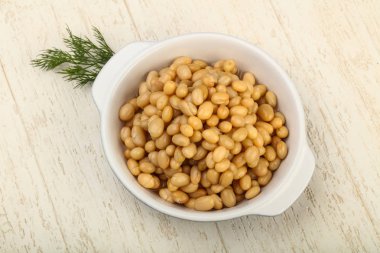 Dereotu şubesi ile kasede beyaz börülce