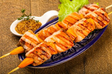 Dijon mustars soslu ızgara somon şiş